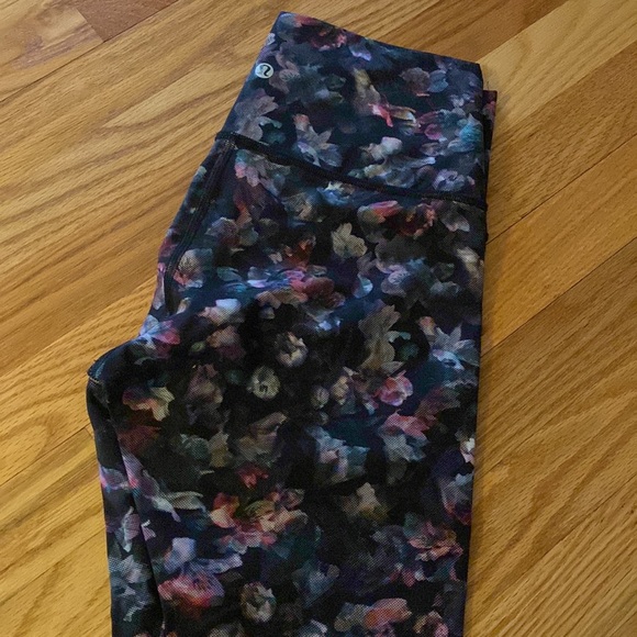 28” Lululemon Wunder Under Leggings - Picture 4 of 6